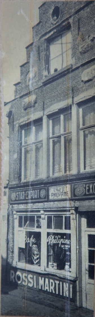 000 COIN DE RUE (IN PHILIPPINE)
Dit is een originele foto van café Philippine welke zich bevindt op de hoek van de Corduwaniersstraat en de Rode Koningstraat. De aquarelle staat onder het nummer 000. Het café is ook zichtbaar op de rechterkant van de ets "Het huis van Jan Palfijn". Corduwaniersstraat komt van het woord cordonnier. De Gentenaars in de jaren 1850 maakten er corduwaniers van.

