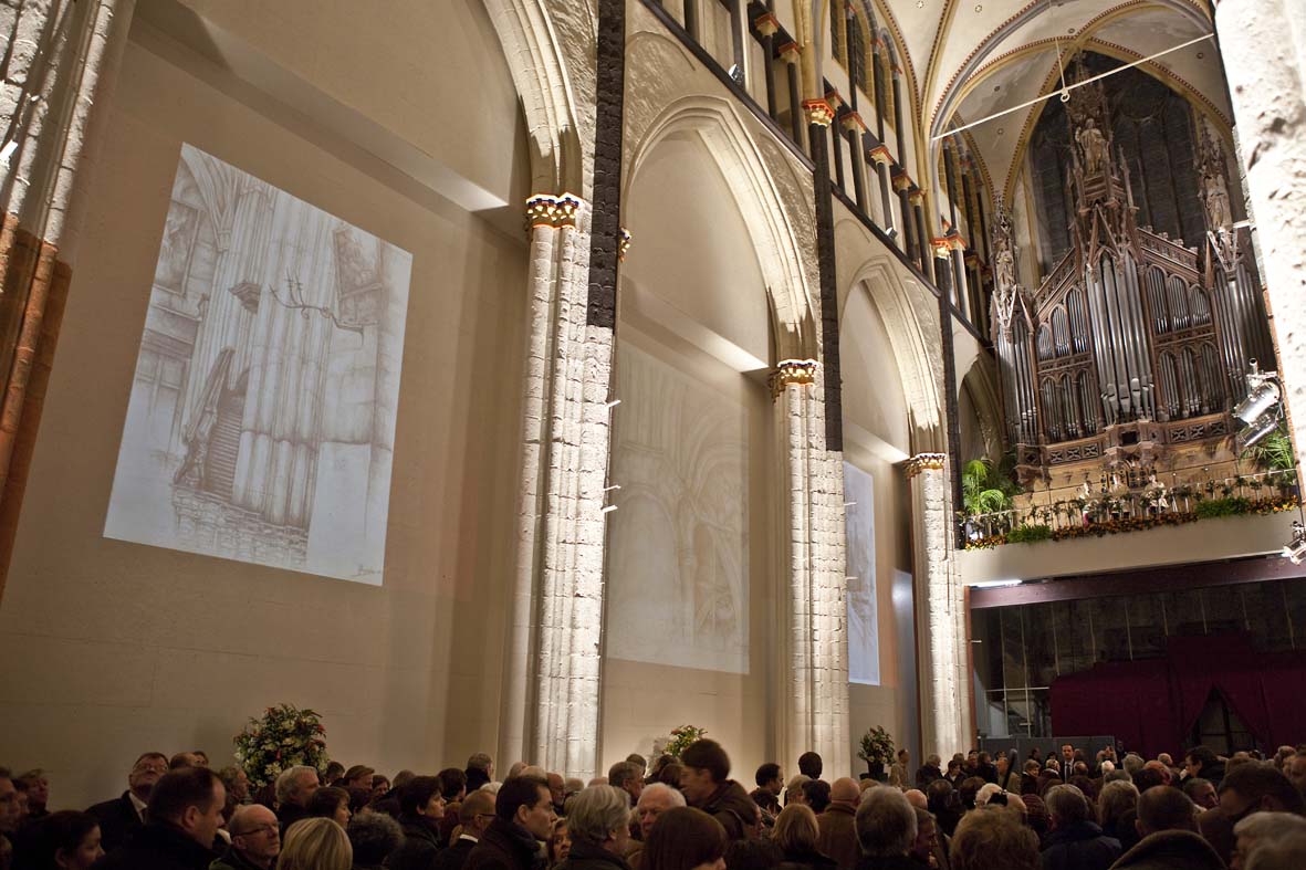 050 OPENING SINT NIKLAASKERK NA 50 JAAR RESTAURATIE
De ganse tijd van de opening werden op de 2 zijbeuken dia's geprojecteerd met tekeningen van Jules De Bruycker over de Sint Niklaaskerk
