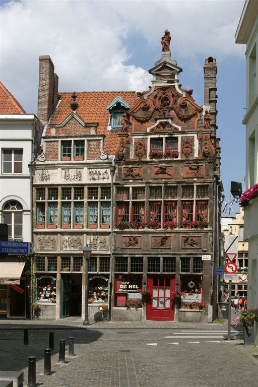 048 CAFE DE HEL (HOEK PATERSHOL EN KRAANLEI)
Jules De Bruycker etste dit huis onder de naam van het huis van Jan Palfijn, de uitvinder van de verlostang die in feite verder in de straat woonde.
Op de gevel ziet u zes werken van barmhartigheid.
Voor het zevende werk, de dorstigen laven, diende u gewoon binnen te gaan in het café.

