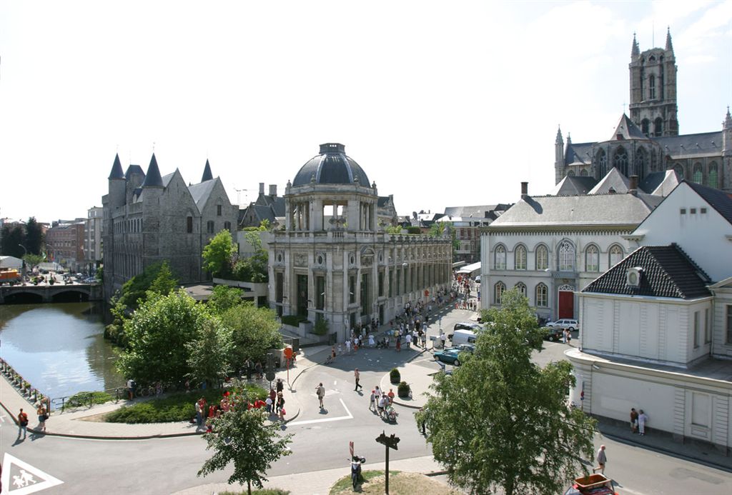 129 HET BISDOMPLEIN
Op de linkerzijde de Nationale Bank
Op de rechterzijde het Bisschoppelijk Paleis
