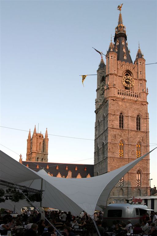 125 HET BELFORT
Tijdens de Gentse Feesten (E. Braunplein)
