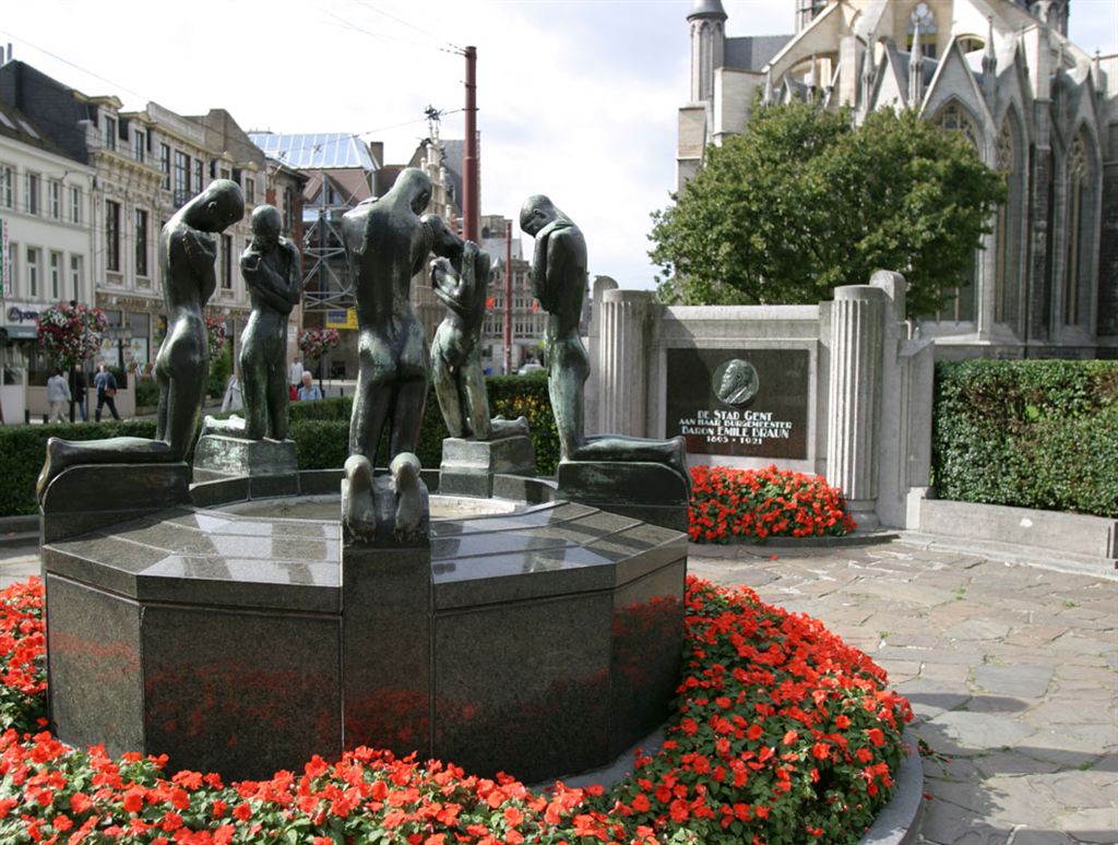 054 DE GEKNIELDE KNAPEN VAN GEORGES MINNE
Noemt officieel de "Bron der Geknielden" en dateert van 1892
