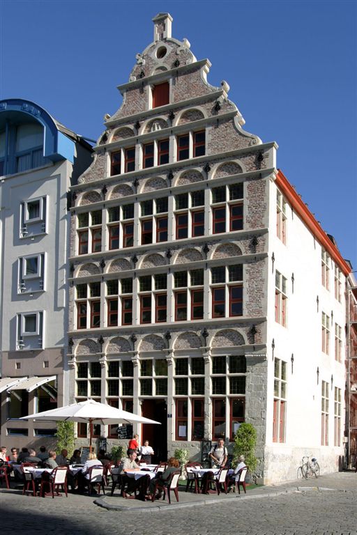 137 HET GOUDEN LEEUWPLEIN
Tussen het Belfort en de St. Niklaaskerk

