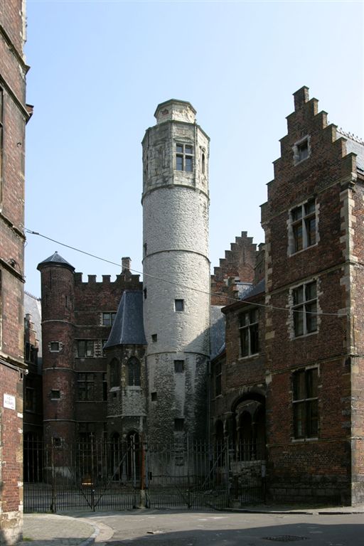 072 DE GROTE SIKKEL ACHTER DE ST. BAAFSKATHEDRAAL
Het oudste deel van de stad

