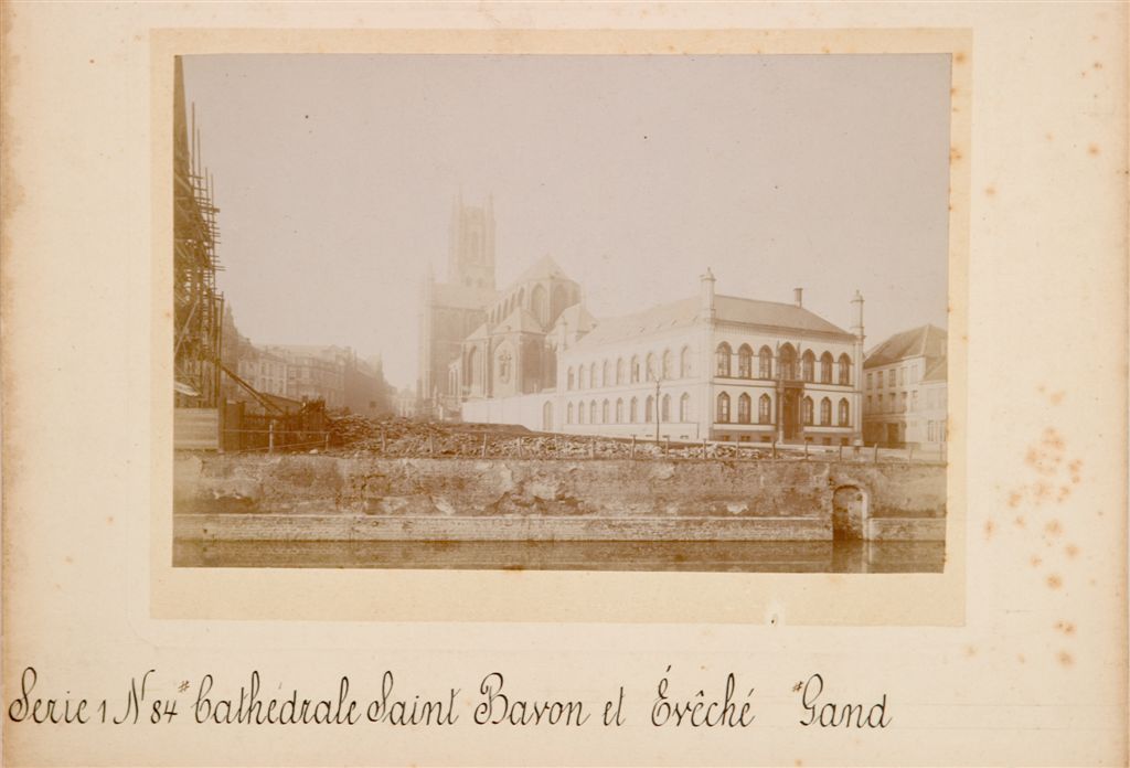 024  BISDOMPLEIN  
De eerste haven van Gent (de Reep)
Brooddeling, Snuifdeling gebeurde op deze plaats
