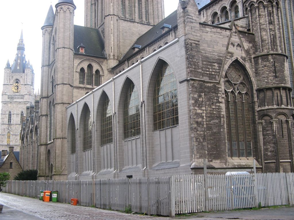 038 SINT NIKLAASKERK
De restauratie van de zijgevel (kant klein Turkije) in de originele toestand
Later zouden hier terug de huisjes worden tegen gebouwd
